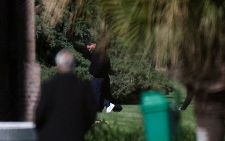 Lionel en el cementerio donde velaron los restos de su padre.