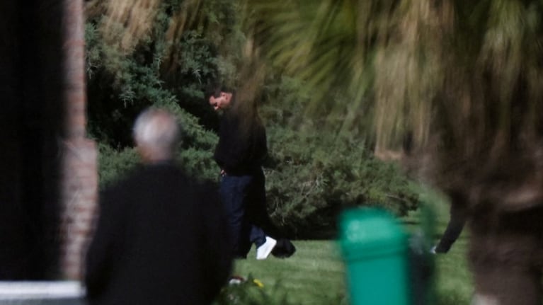 Lionel en el cementerio donde velaron los restos de su padre.