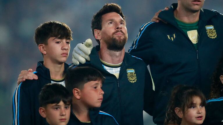 Lionel Messi cantando el Himno en su despedida. REUTERS/Matias Baglietto