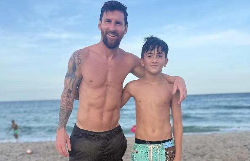 Lionel Messi con Thiago en la playa.