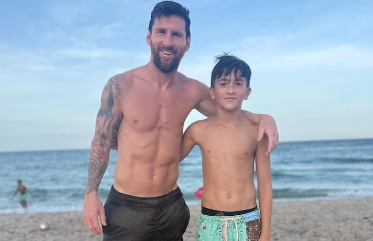 Lionel Messi con Thiago en la playa.