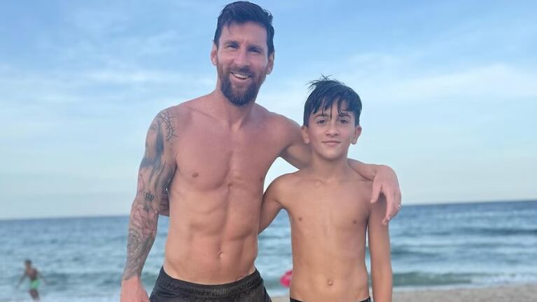 Lionel Messi con Thiago en la playa.