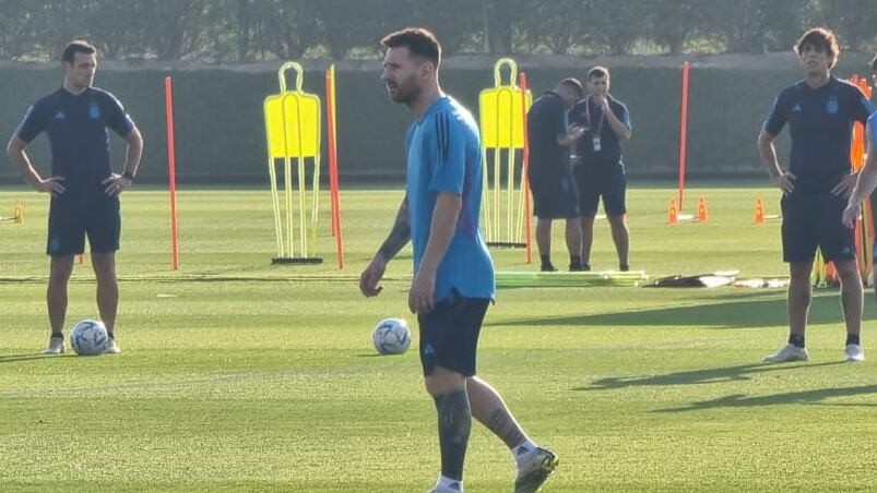 Lionel Messi en el entrenamiento de la Selección en Qatar. Foto: Lucio Casalla/El Doce