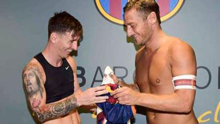 Lionel Messi entrena con un extraño “corpiño deportivo”
