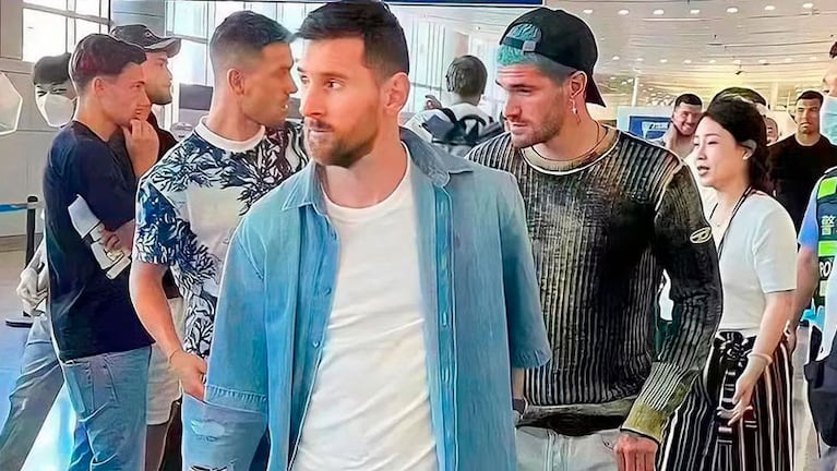 Lionel Messi "escoltado" por Rodrigo de Paul en China.