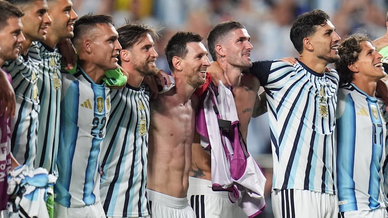 Lionel Messi festeja con sus compañeros de la selección de Argentina tras derrotar a Suiza en los cuartos de final de la Copa del Mundo en Kansas City, Missouri, el sábado 11 de julio de 2026 (AP Foto/Jeff Roberson)
