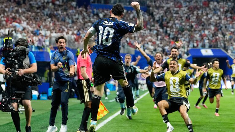 Lionel Messi festeja el tanto de su compañero Lautaro Martínez ante Inglaterra, en la final disputada el miércoles 15 de julio de 2026 en Atlanta (AP Foto/Rebecca Blackwell)