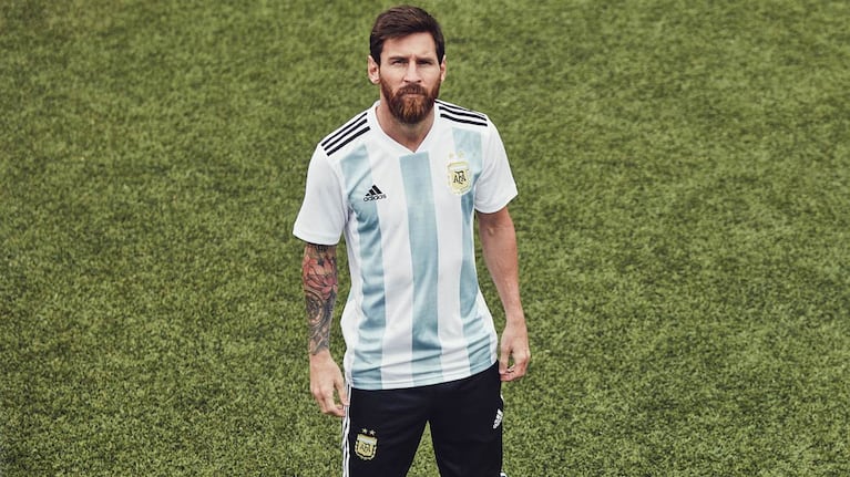 Lionel Messi fue el modelo para la nueva camiseta.
