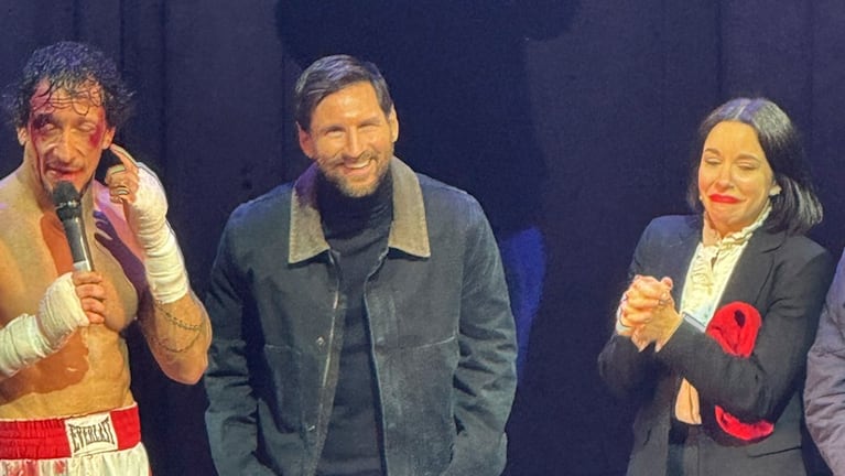 Lionel Messi junto a Nico Vázquez en la obra de teatro.