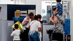 Lionel Messi, junto a su esposa, Antonela Roccuzzo y sus hijos, en el aeropuerto El Prat de Barcelona.