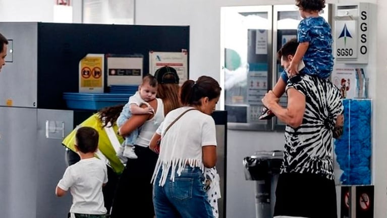 Lionel Messi, junto a su esposa, Antonela Roccuzzo y sus hijos, en el aeropuerto El Prat de Barcelona.