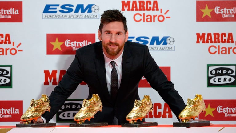 Lionel Messi junto a sus cuatro botines dorados. 