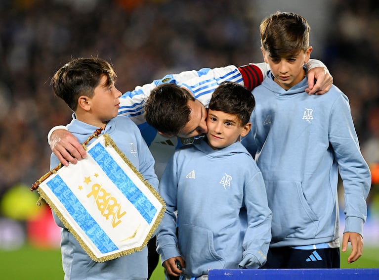 Lionel Messi junto a sus hijos en su último partido oficial en Argentina con la Selección.