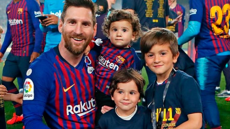 Lionel Messi junto a sus hijos, Thiago, Mateo y Ciro. 