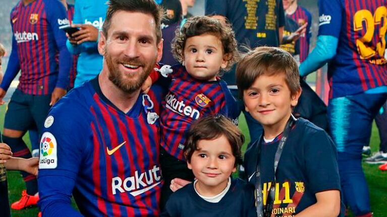 Lionel Messi junto a sus hijos, Thiago, Mateo y Ciro.