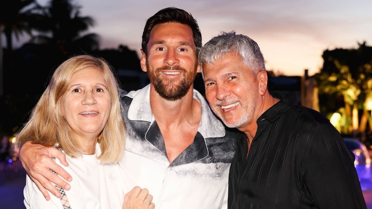 Lionel Messi junto a sus padres Celia Cuccinitti y Jorge Messi. Foto: Instagram / @leomessi