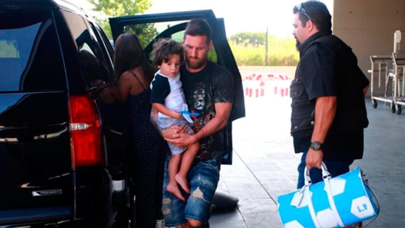 Lionel Messi llegó al aeropuerto El Prat de Barcelona con el gesto serio después de sus vacaciones.