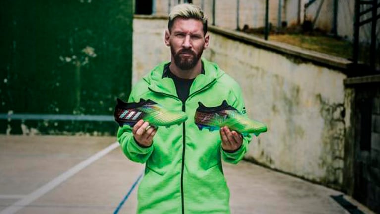 Lionel Messi, luciendo los botines exclusivos con su firma Adidas.