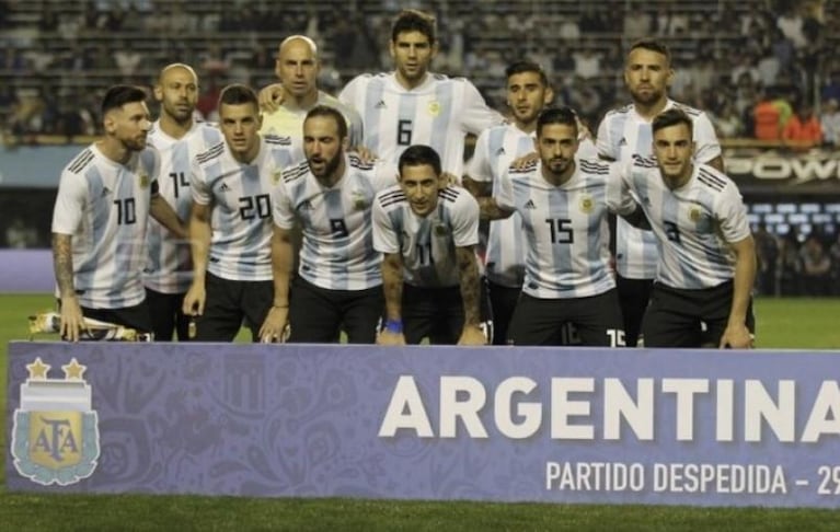 lionel messi mira para el costado israel damonte