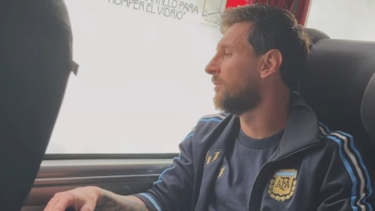 Lionel Messi, quebrado en el colectivo hacia su despedida.