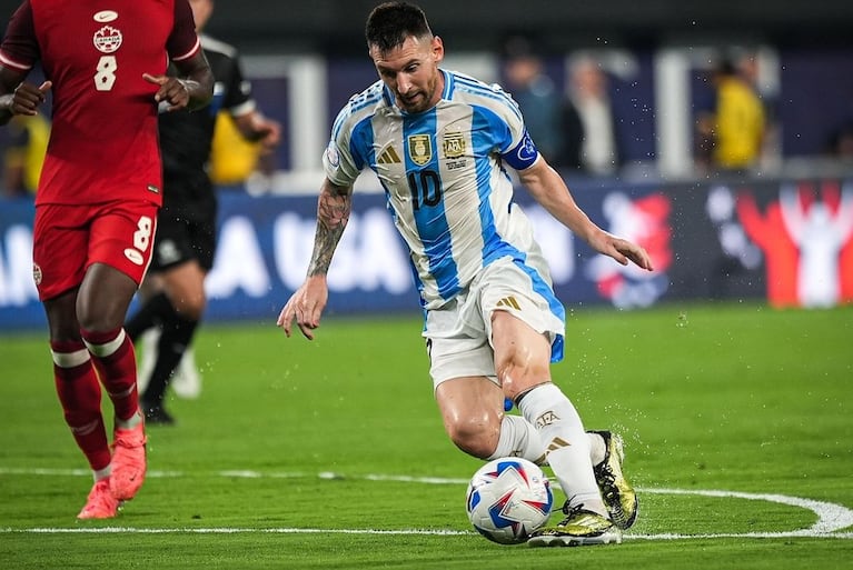 Lionel Messi se msotró mejor de su molestia y completó los 90 minutos ante Canadá. (Foto: leomessi/IG)