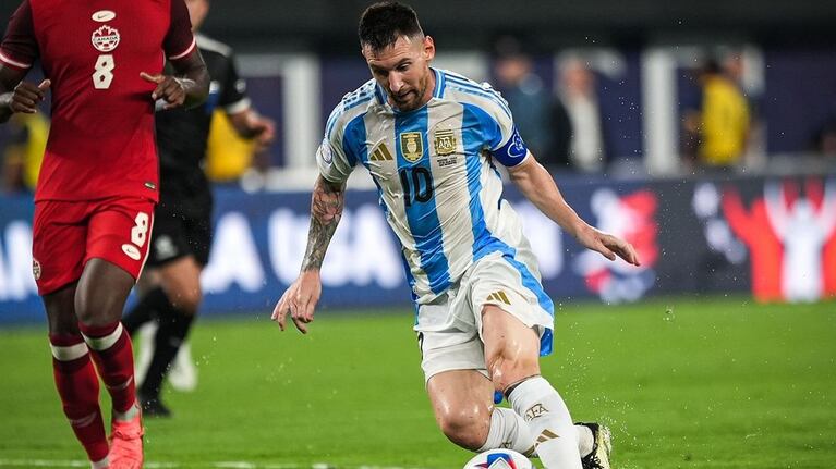 Lionel Messi se msotró mejor de su molestia y completó los 90 minutos ante Canadá. (Foto: leomessi/IG)