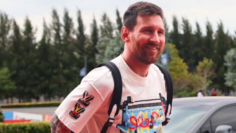 Lionel Messi sorprendió con un look urbano.