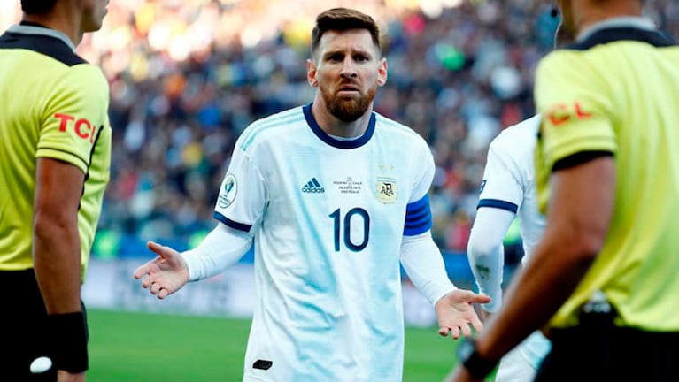 Lionel Messi, víctima de un arbitraje polémico. Foto: AFP.