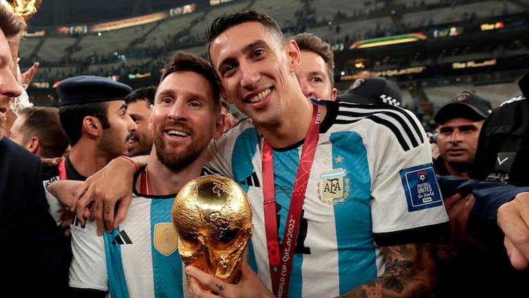 Lionel Messi y Ángel Di María al levantar la Copa del Mundo en 2022. Foto: EFE/ Juan Ignacio Roncoroni.