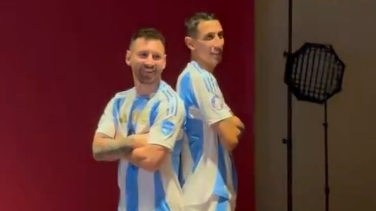 Lionel Messi y Ángel Di María, en la sesión de fotos oficial de la Copa América (Foto: captura video X/@CopaAmérica)