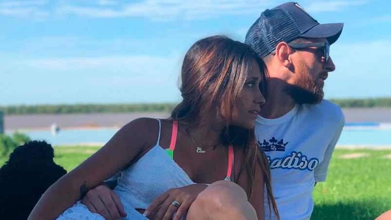 Lionel Messi y Anto Roccuzzo, relajados en Rosario