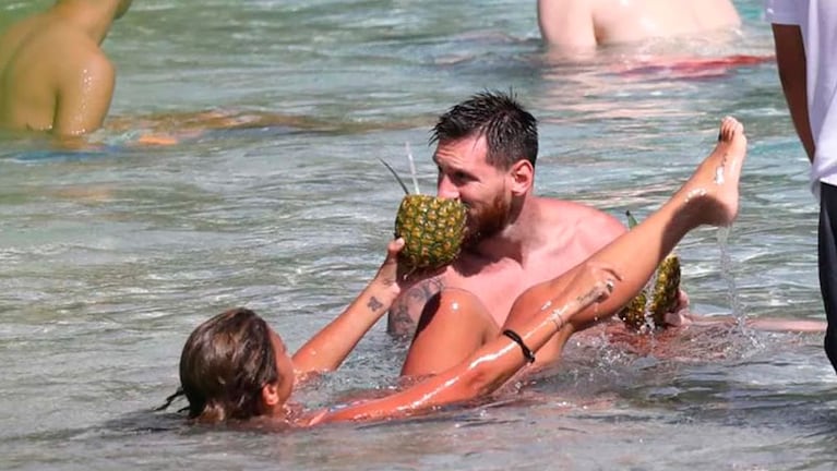 Lionel Messi y Antonela Roccuzzo disfrutan de su amor en el Caribe.