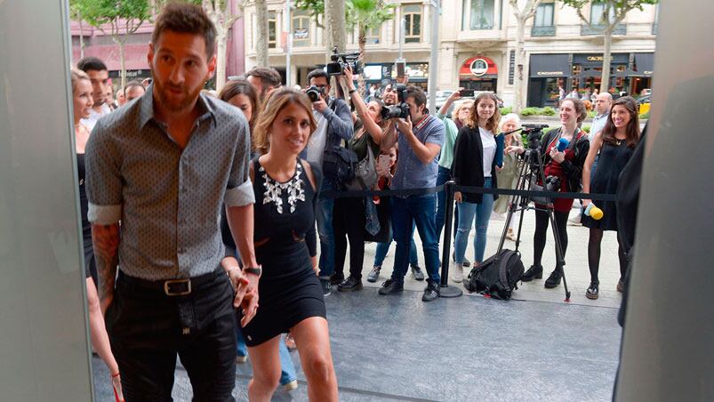 Lionel Messi y Antonella Roccuzzo en su local de venta de zapatos.