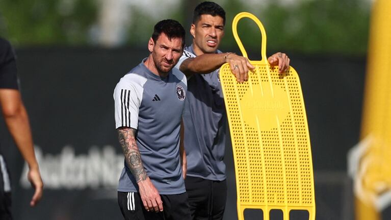 Lionel Messi y Luis Suárez tuvieron una gran acción con sus compañeros. (Foto: AFP)