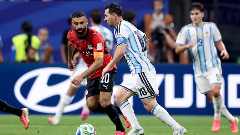 Lionel Messi y Mohamed Salah, figuras en Argentina-Egipto. Reuters/Brett Davis