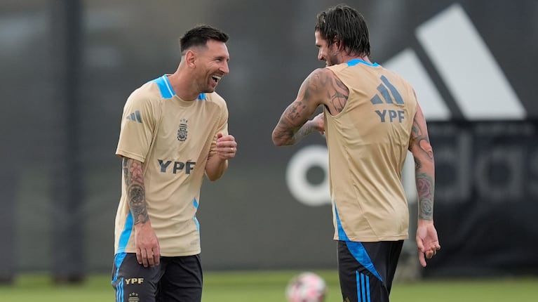 Lionel Messi y Rodrigo De Paul ganaron un torneo en la concentración de la Selección argentina.