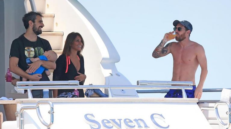 Lionel Messi y su mujer Antonella a bordo de un yate en Ibiza, durante sus vacaciones.