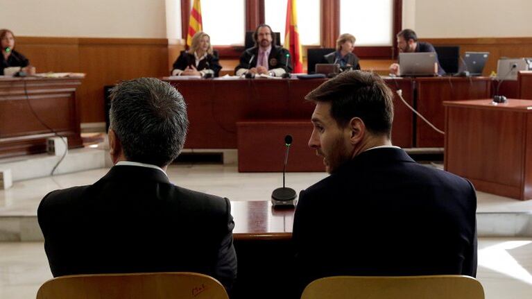 Lionel Messi y su padre Jorge, sentados frente al Tribunal.