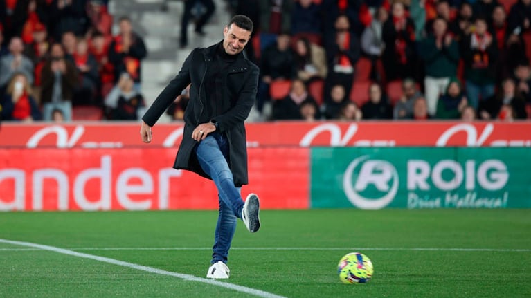 Lionel Scaloni dio el puntapié inicial en Mallorca-Valladolid.