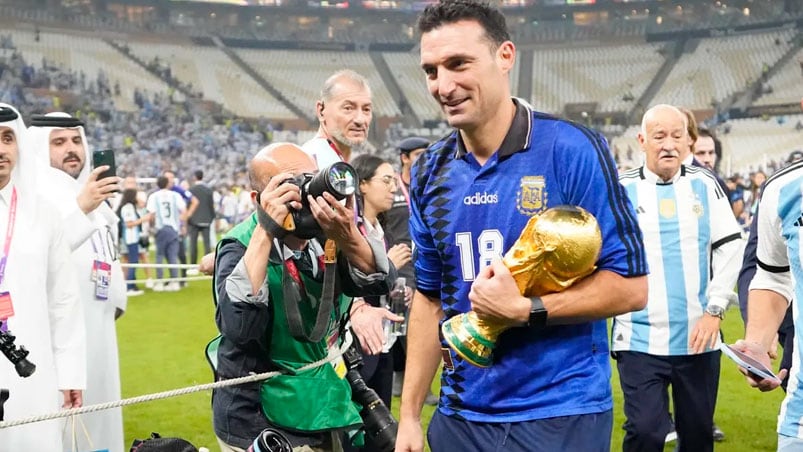 Lionel Scaloni en el estadio Lusail con la Copa del Mundo.