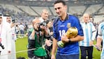 Lionel Scaloni en el estadio Lusail con la Copa del Mundo.