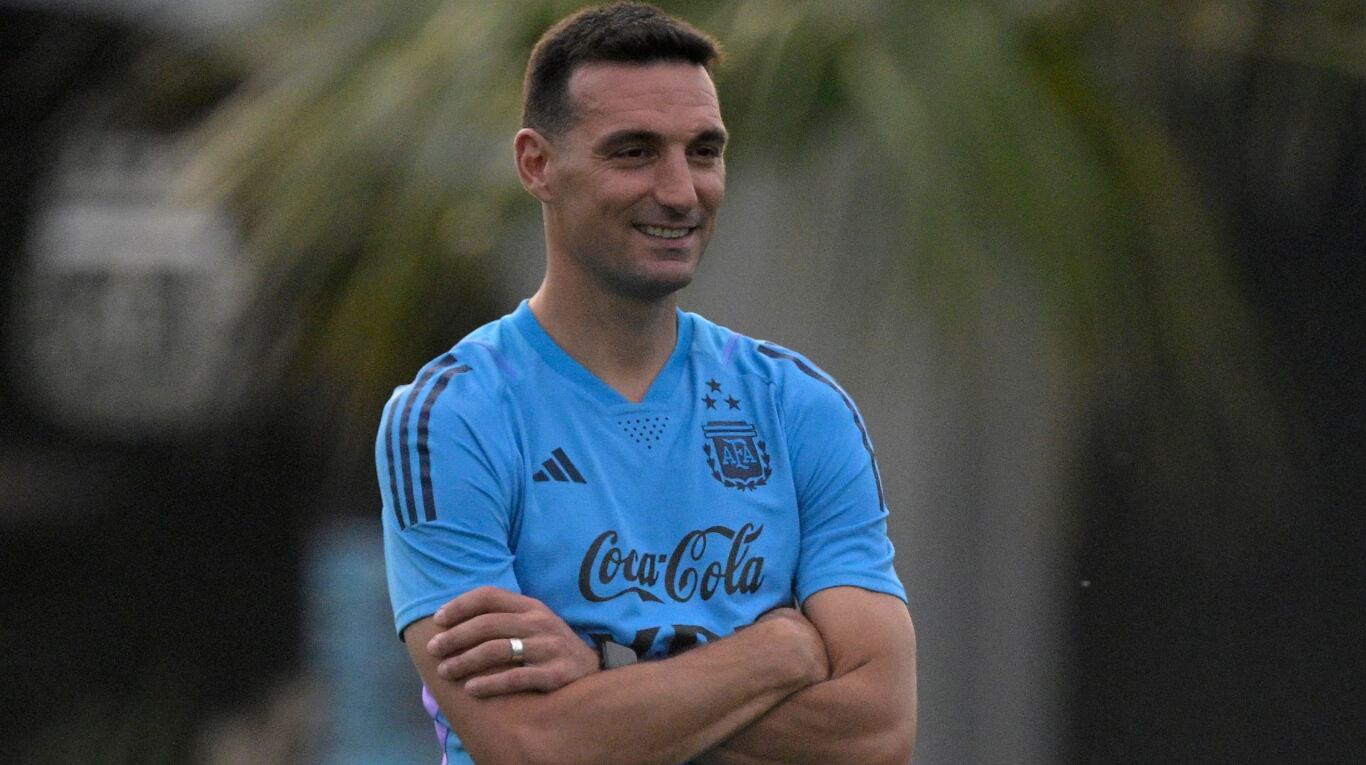 Lionel Scaloni felicitó al plantel de la Selección argentina Sub 23 tras la clasificación a París 2024. (Foto: AFP).