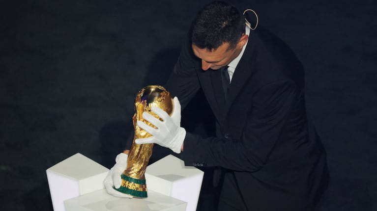 Lionel Scaloni fue el encargado de transportar la Copa del Mundo (Foto: Reuters).