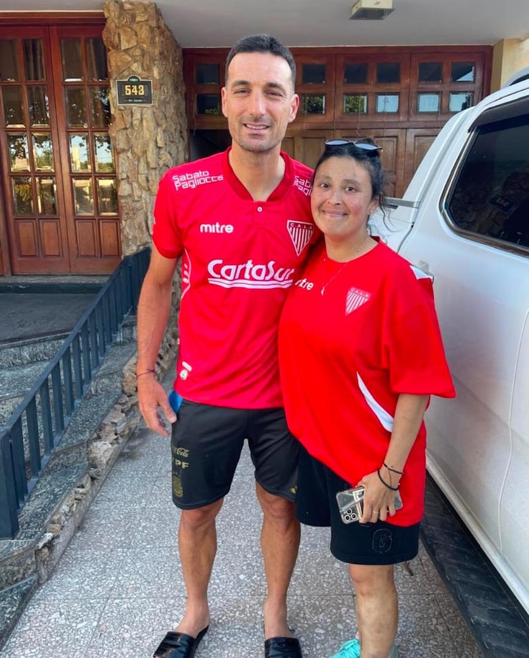 Lionel Scaloni posó con la camiseta de Los Andes. (Foto: X/@ClubLosAndes)