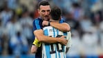 Lionel Scaloni y el abrazo a Lionel Messi tras la consagración mundial.