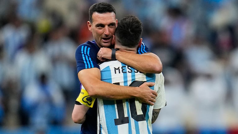 Lionel Scaloni y el abrazo a Lionel Messi tras la consagración mundial.