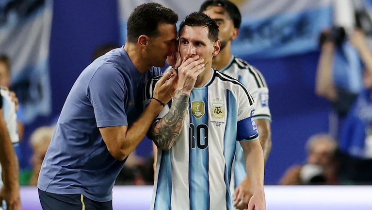 Lionel Scaloni y Messi en el triunfo sufrido ante Cabo Verde.