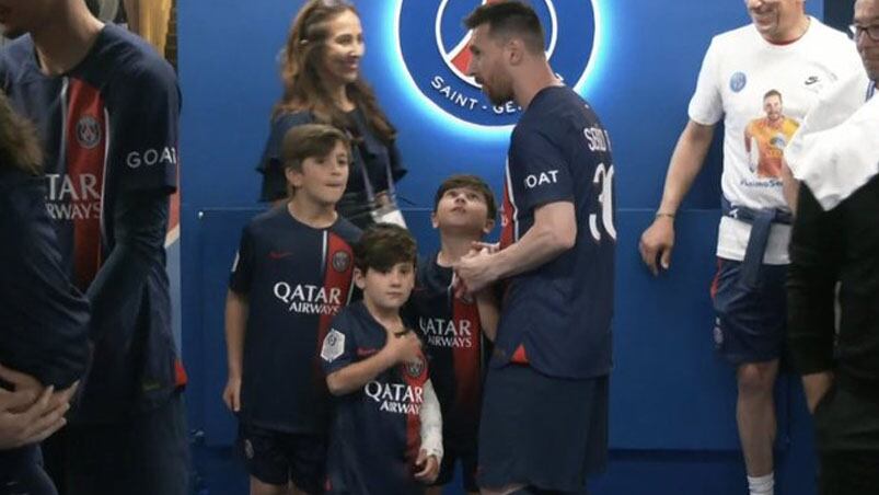 Lionel y sus hijos antes de salir a la cancha. 