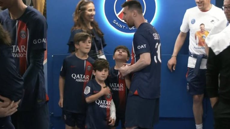 Lionel y sus hijos antes de salir a la cancha.