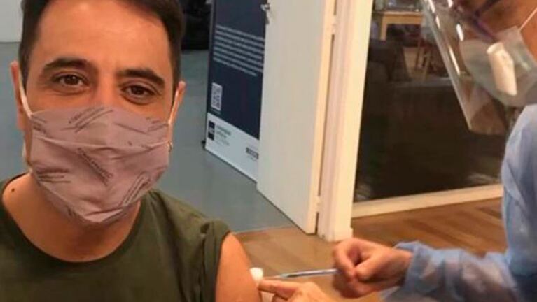 Lisandro Márquez en el vacunatorio instalado frente a la Reina Fabiola.